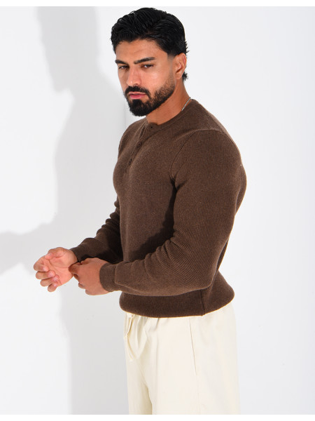 Pull en laine à boutons au col
