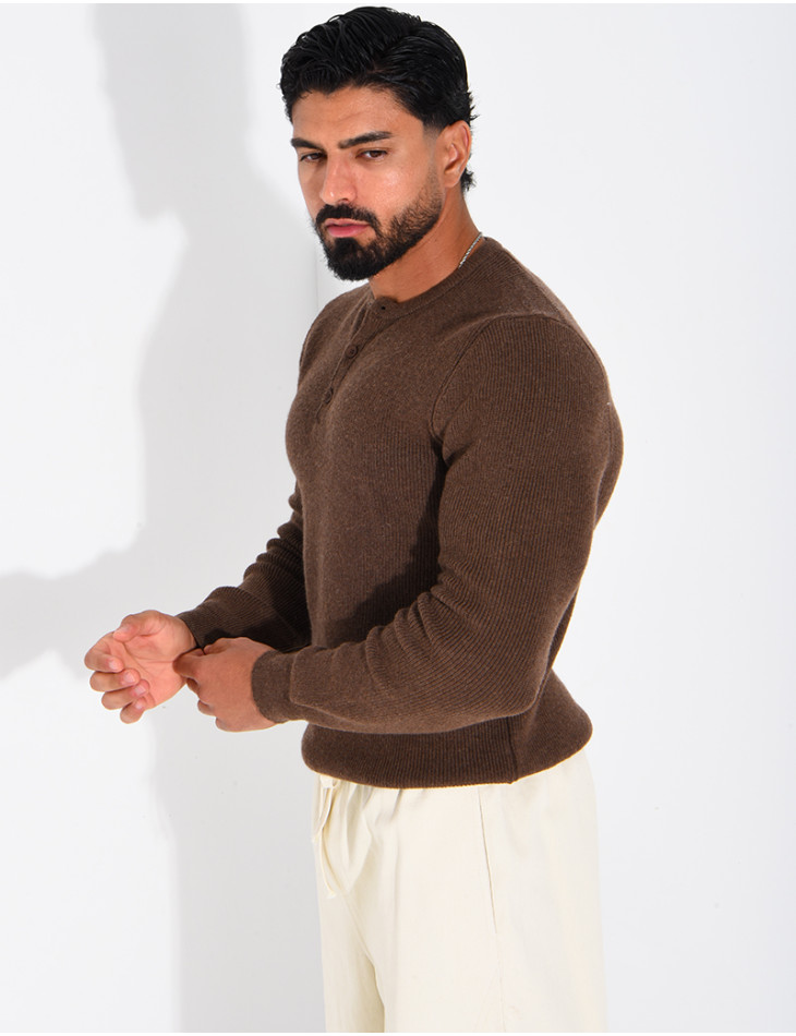 Pull en laine à boutons au col