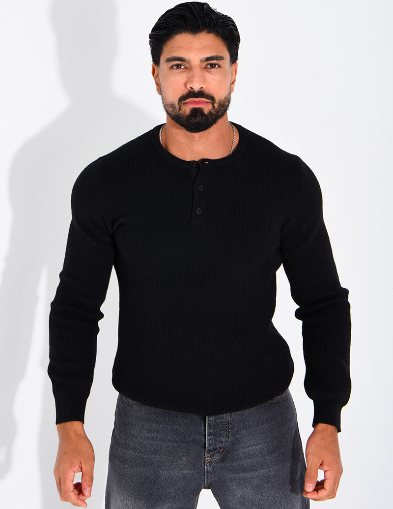 Pull en laine à boutons au col