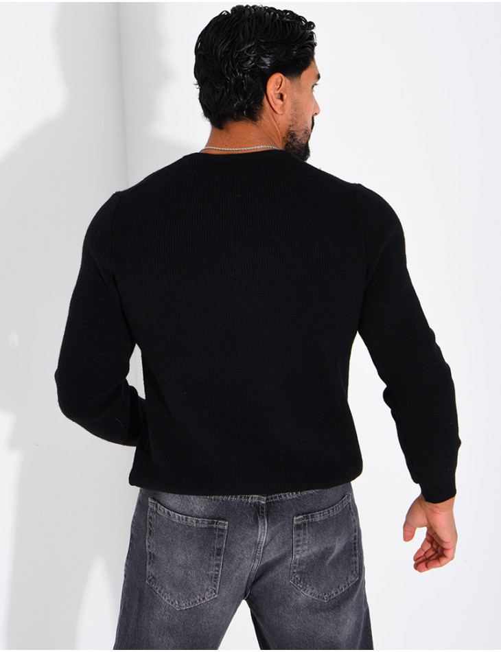Pull en laine à boutons au col