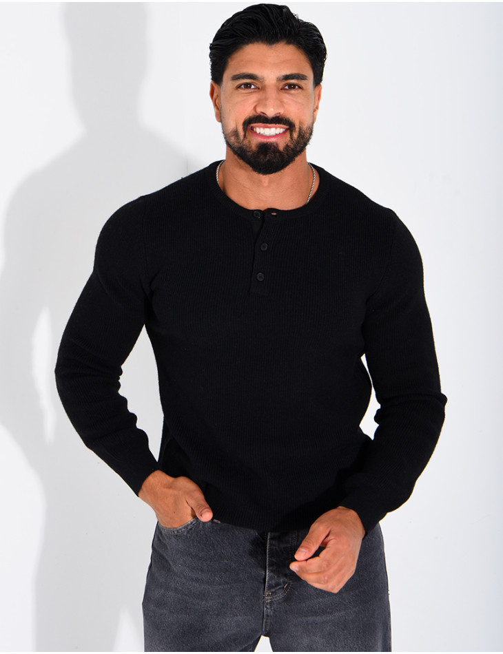 Pull en laine à boutons au col