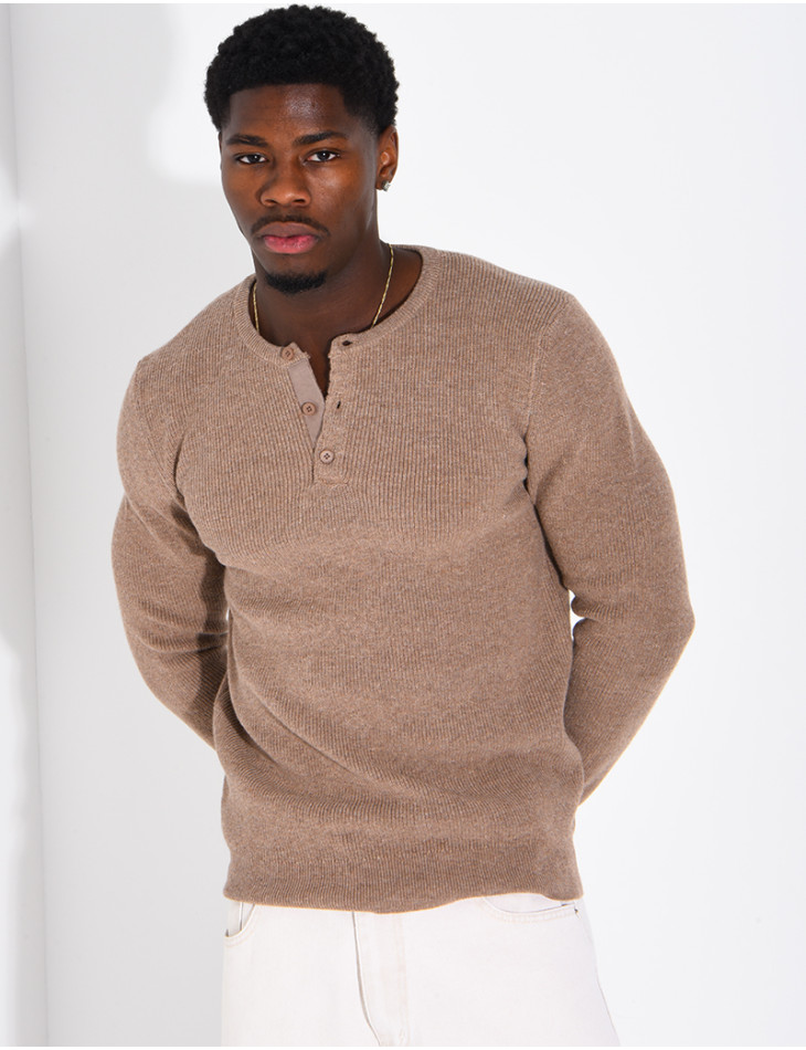 Pull en laine à boutons au col