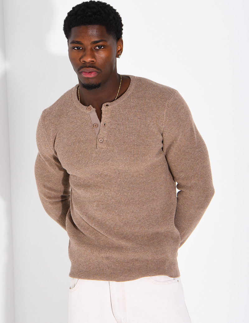 Pull en laine à boutons au col