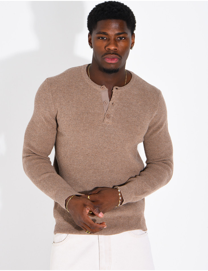 Pull en laine à boutons au col