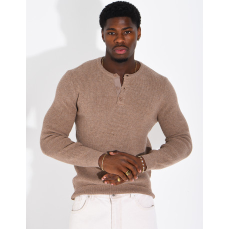 Pull en laine à boutons au col