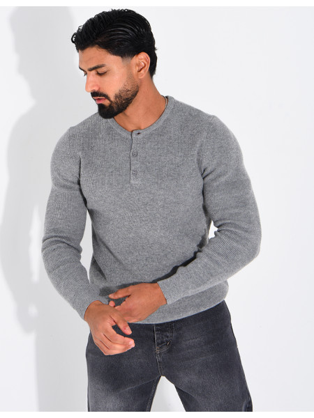 Pull en laine à boutons au col
