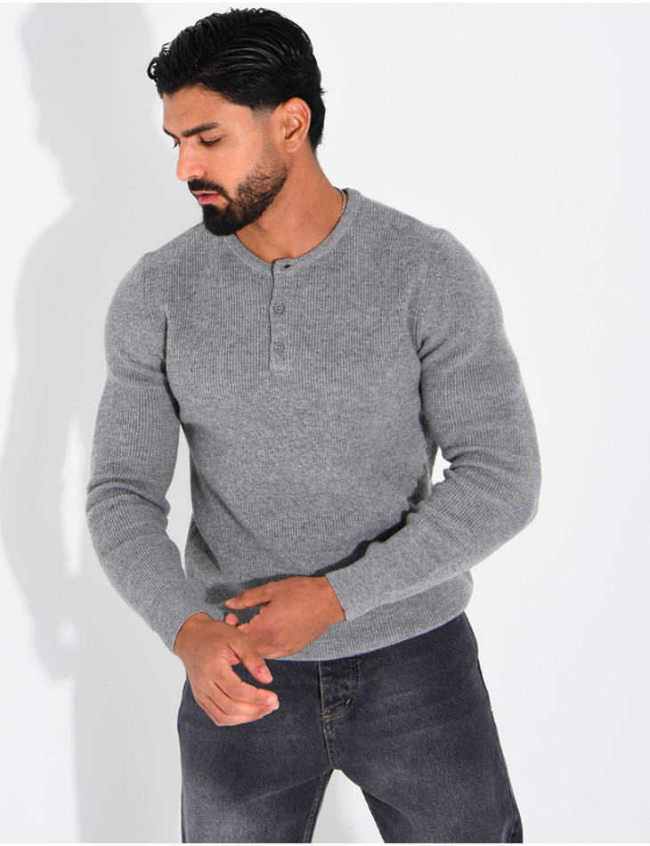 Pull en laine à boutons au col