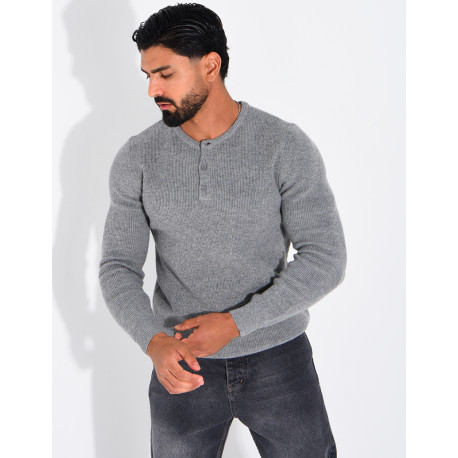 Pull en laine à boutons au col