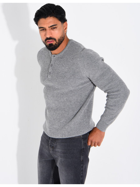 Pull en laine à boutons au col