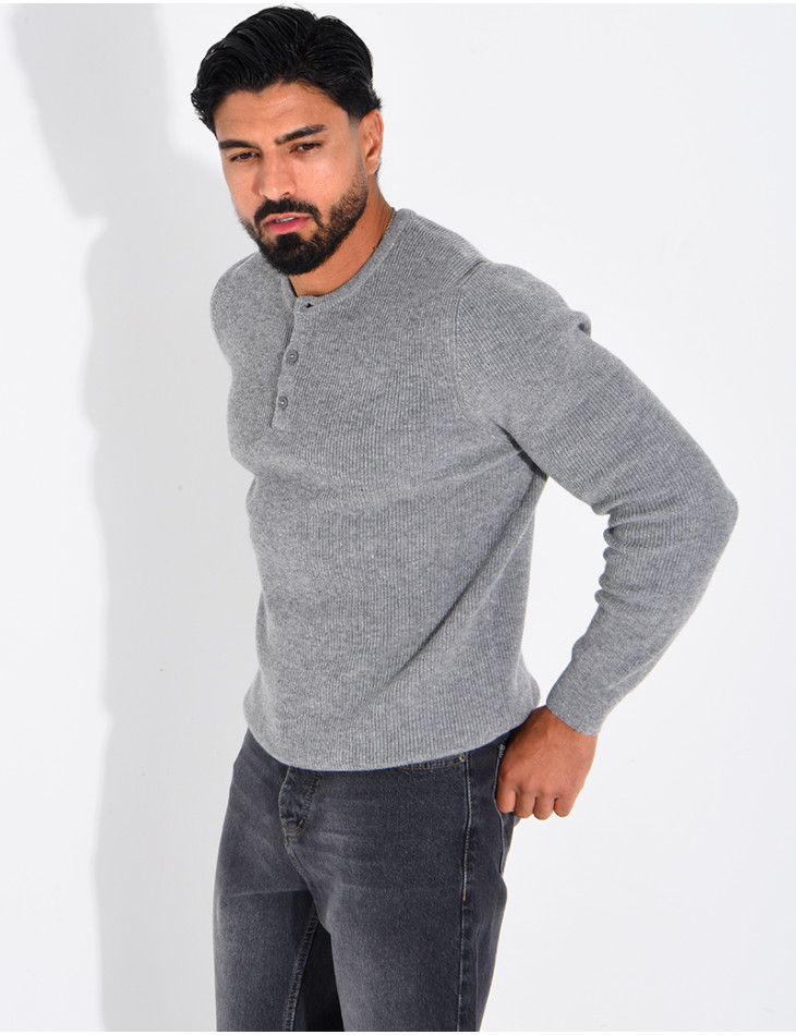 Pull en laine à boutons au col