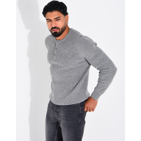 Pull en laine à boutons au col