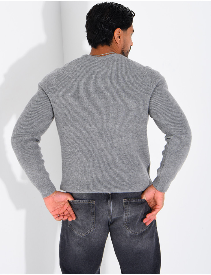Pull en laine à boutons au col