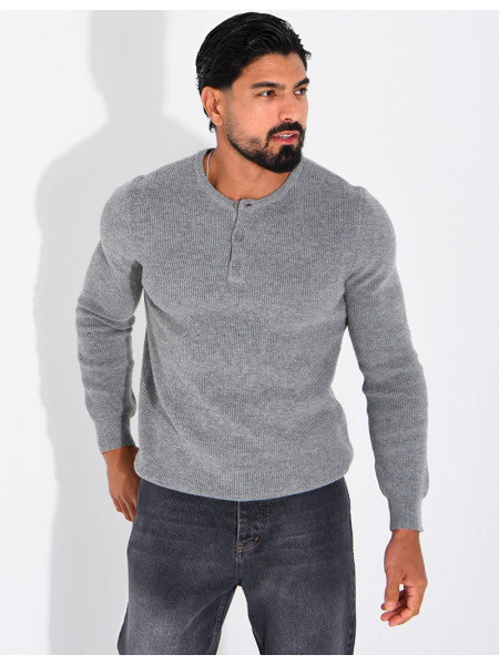 Pull en laine à boutons au col