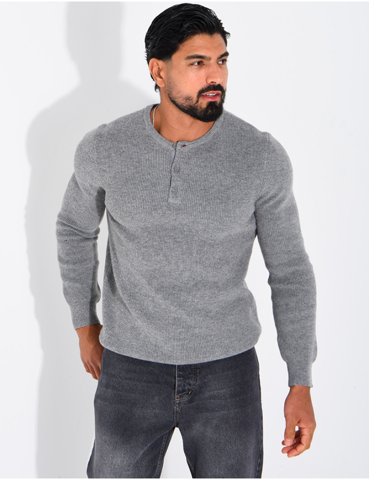 Pull en laine à boutons au col