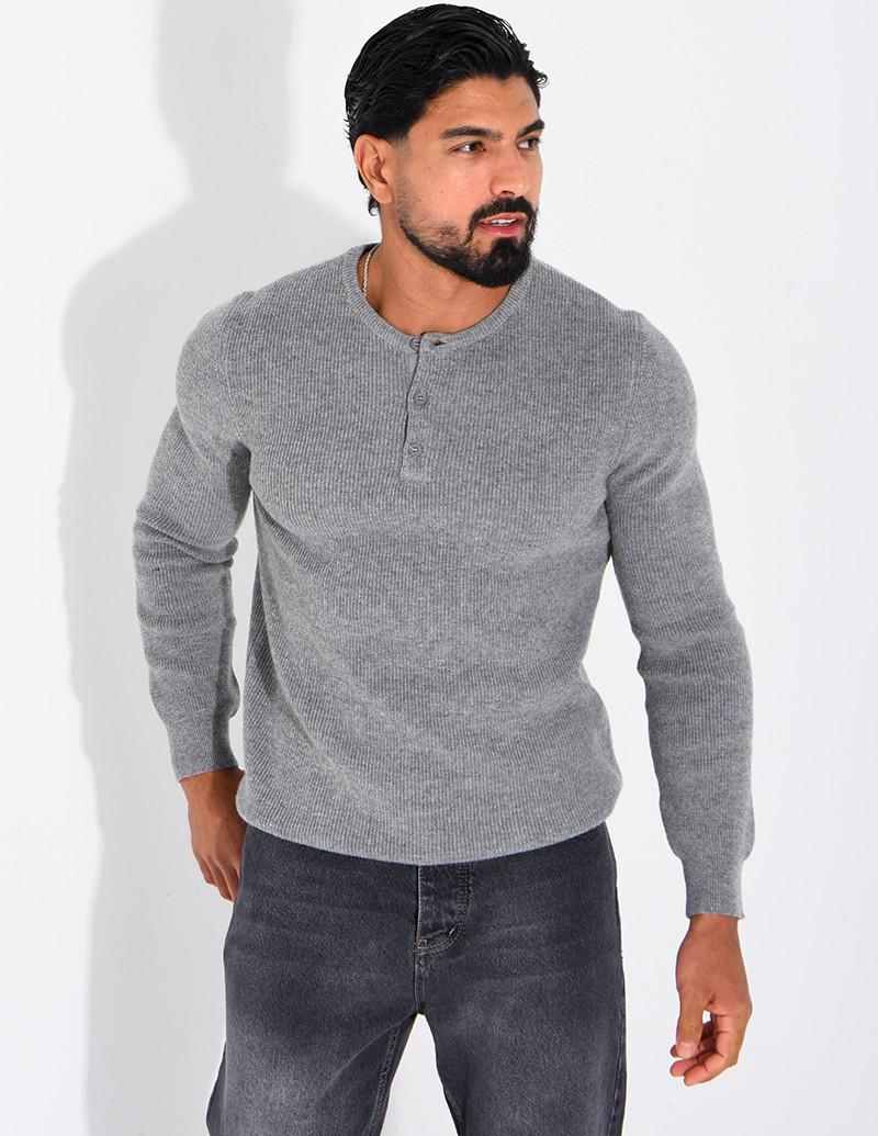 Pull en laine à boutons au col