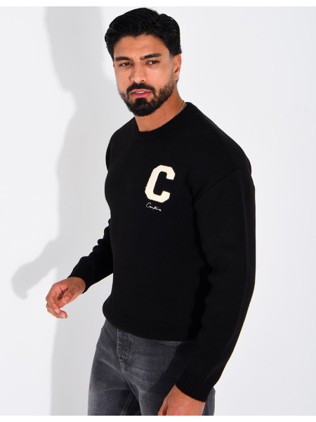 Pull en maille avec broderie lettre C