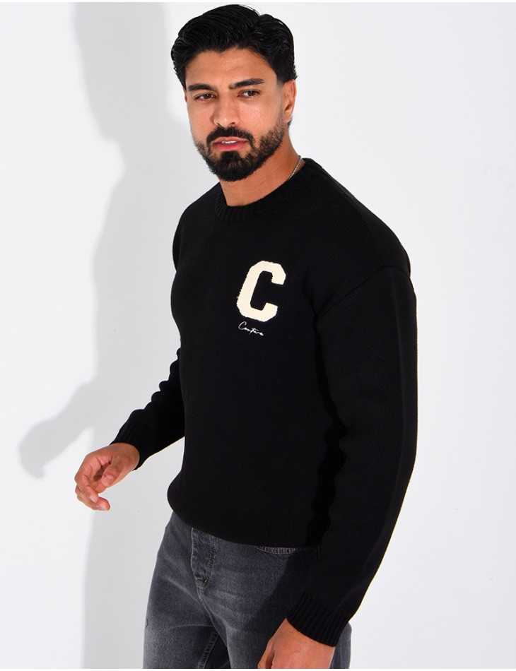 Pull en maille avec broderie lettre C