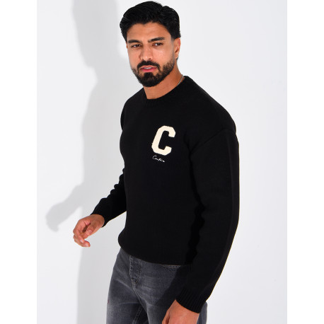 Pull en maille avec broderie lettre C