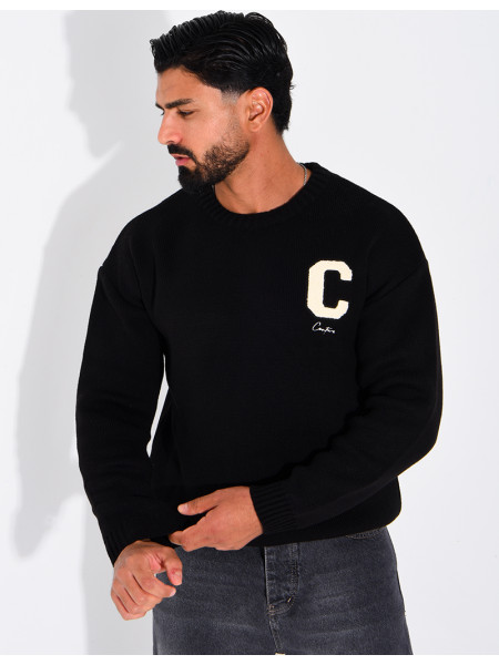Pull en maille avec broderie lettre C