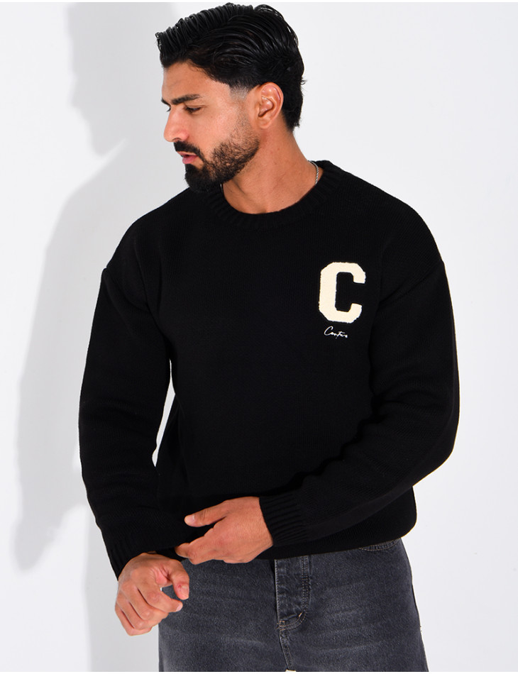 Pull en maille avec broderie lettre C