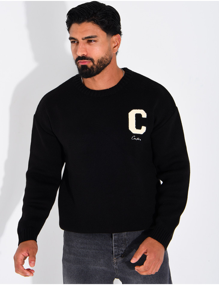 Pull en maille avec broderie lettre C