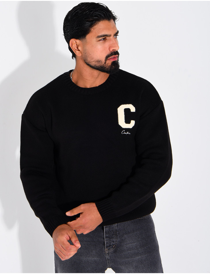 Pull en maille avec broderie lettre C