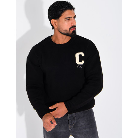 Pull en maille avec broderie lettre C