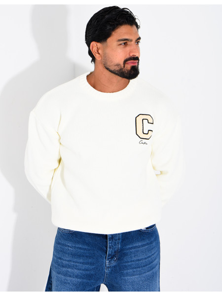 Pull en maille avec broderie lettre C