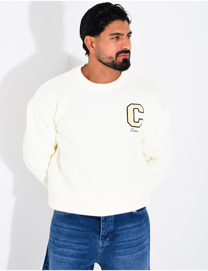 Pull en maille avec broderie lettre C