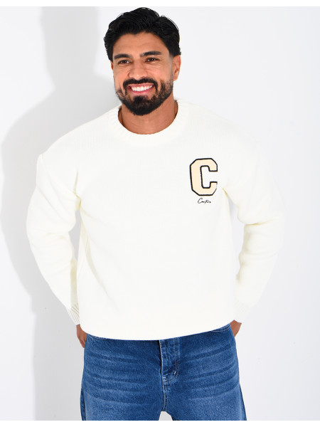 Pull en maille avec broderie lettre C