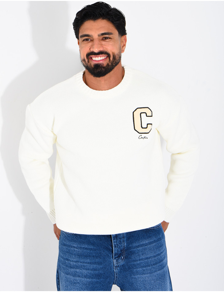Pull en maille avec broderie lettre C