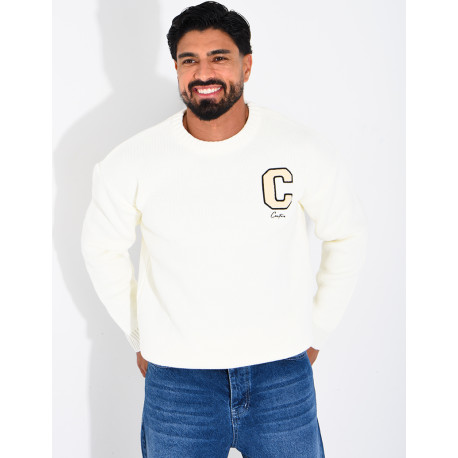 Pull en maille avec broderie lettre C