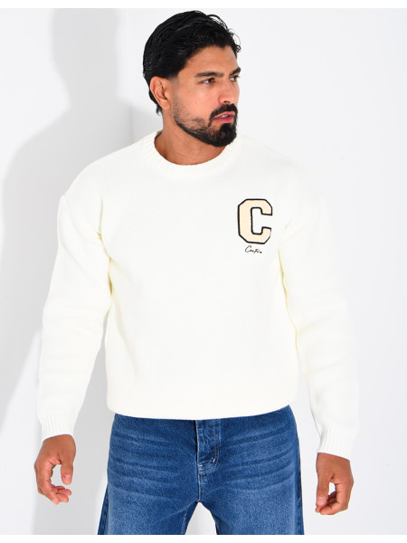 Pull en maille avec broderie lettre C