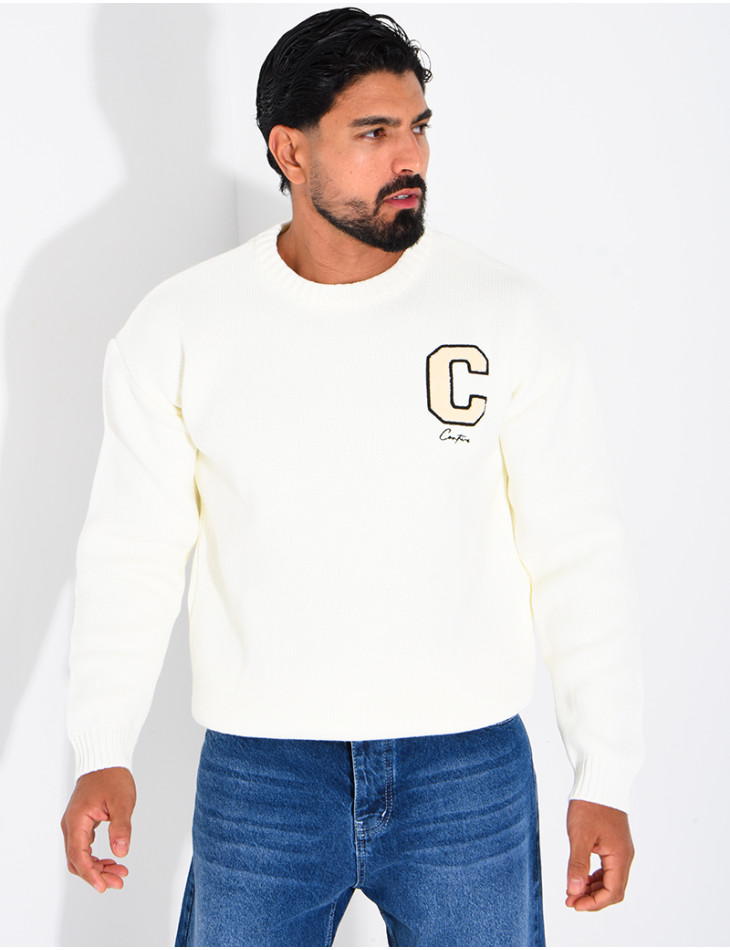 Pull en maille avec broderie lettre C
