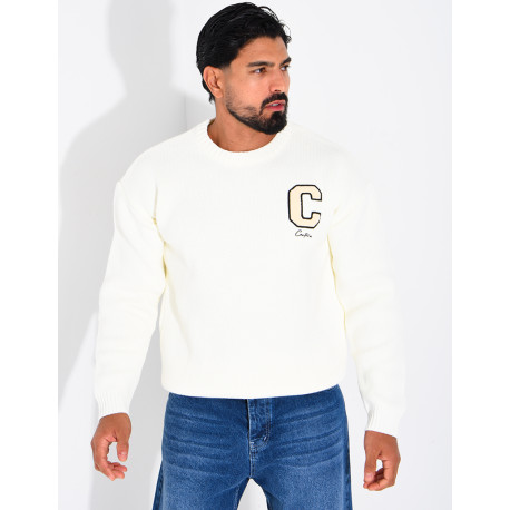 Pull en maille avec broderie lettre C