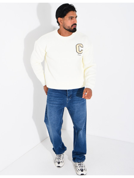 Pull en maille avec broderie lettre C