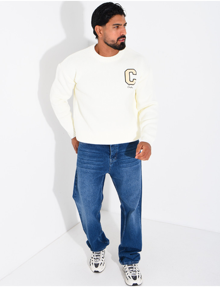 Pull en maille avec broderie lettre C
