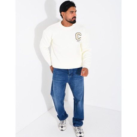 Pull en maille avec broderie lettre C