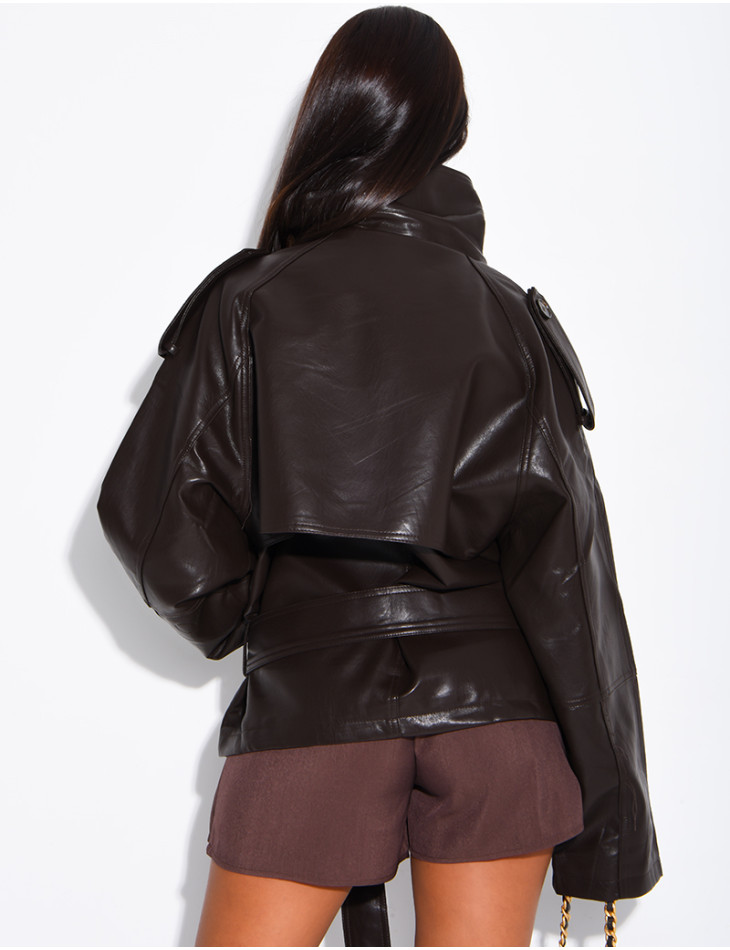 Kurzer Trenchcoat aus Kunstleder zum Binden