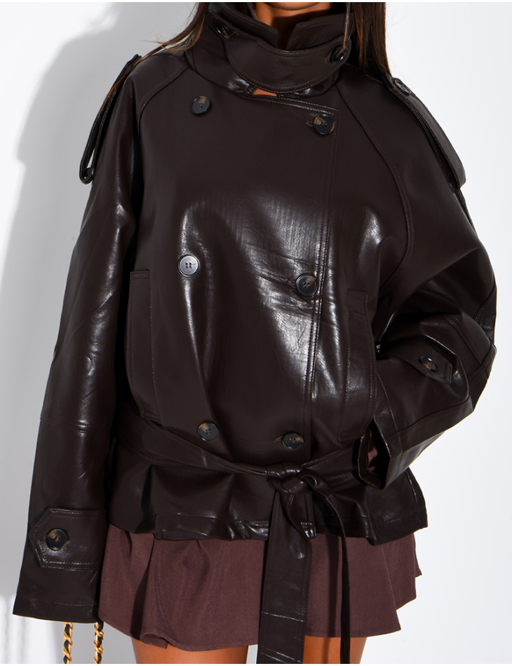 Kurzer Trenchcoat aus Kunstleder zum Binden