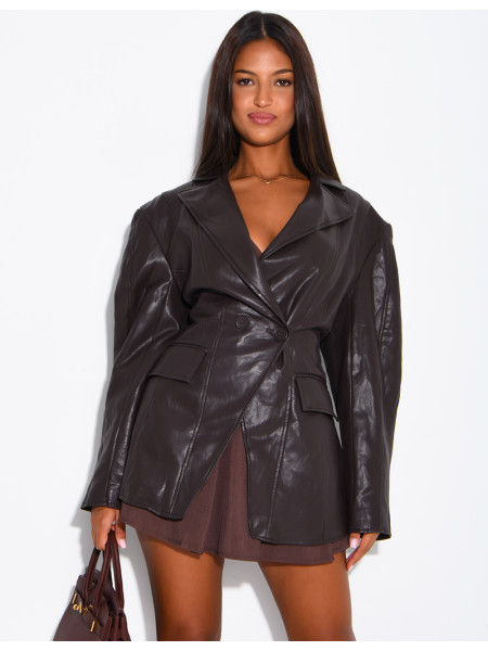 Taillierter Blazer aus Kunstleder mit Schulterpolstern