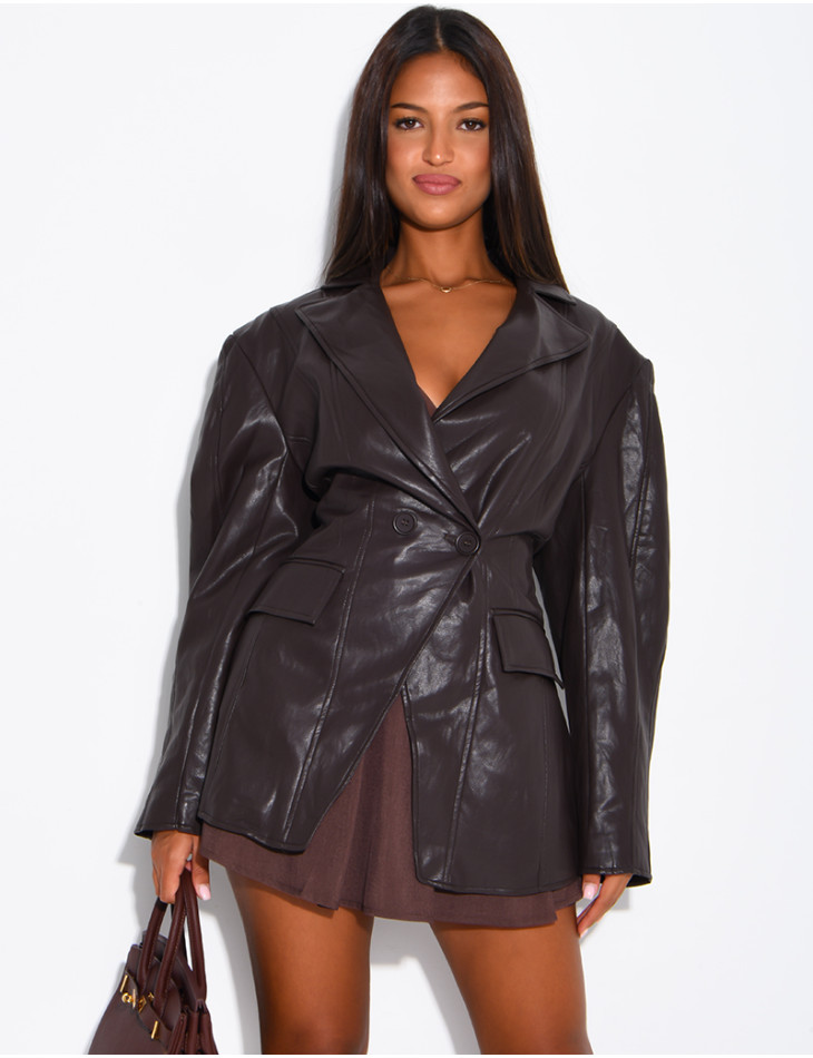 Taillierter Blazer aus Kunstleder mit Schulterpolstern