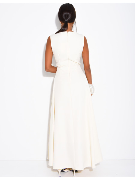 Very long dress, fitted at the waist and flared