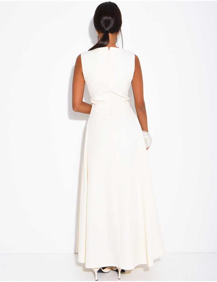 Very long dress, fitted at the waist and flared