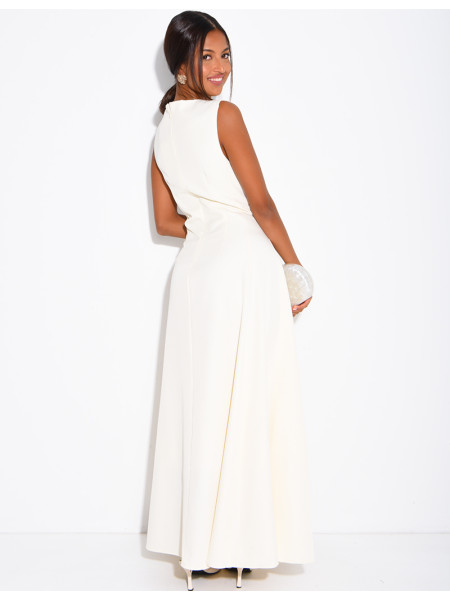 Very long dress, fitted at the waist and flared
