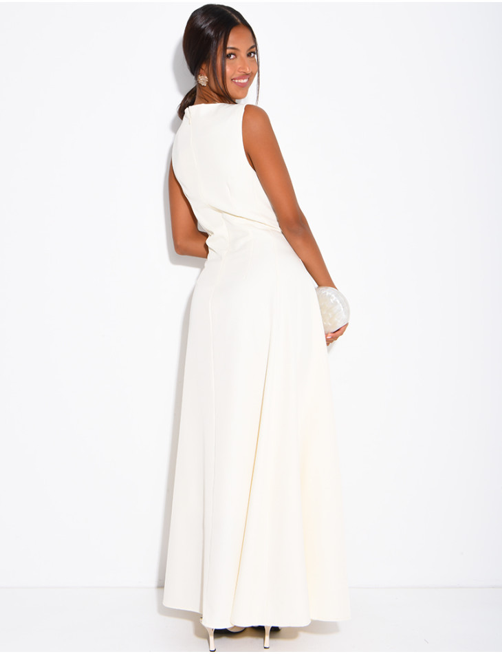 Very long dress, fitted at the waist and flared