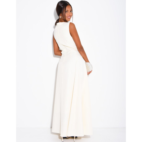 Very long dress, fitted at the waist and flared