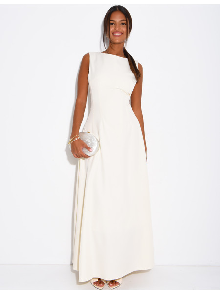 Very long dress, fitted at the waist and flared