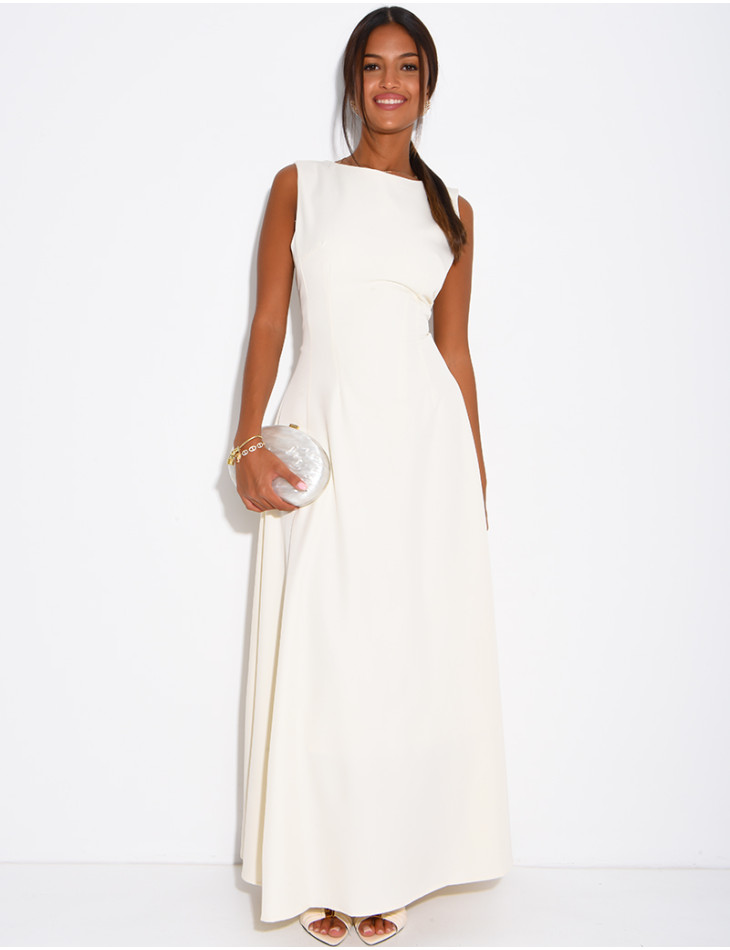 Very long dress, fitted at the waist and flared