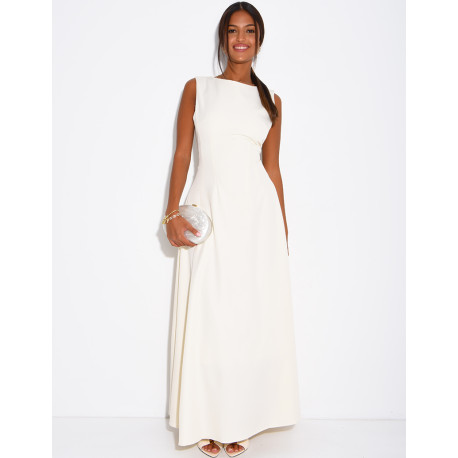 Very long dress, fitted at the waist and flared